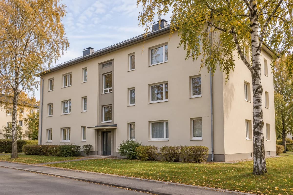 Illustratiivne foto kortermajast puude vahel.